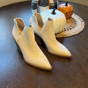 Vince Camaro white SZ 7 booties
